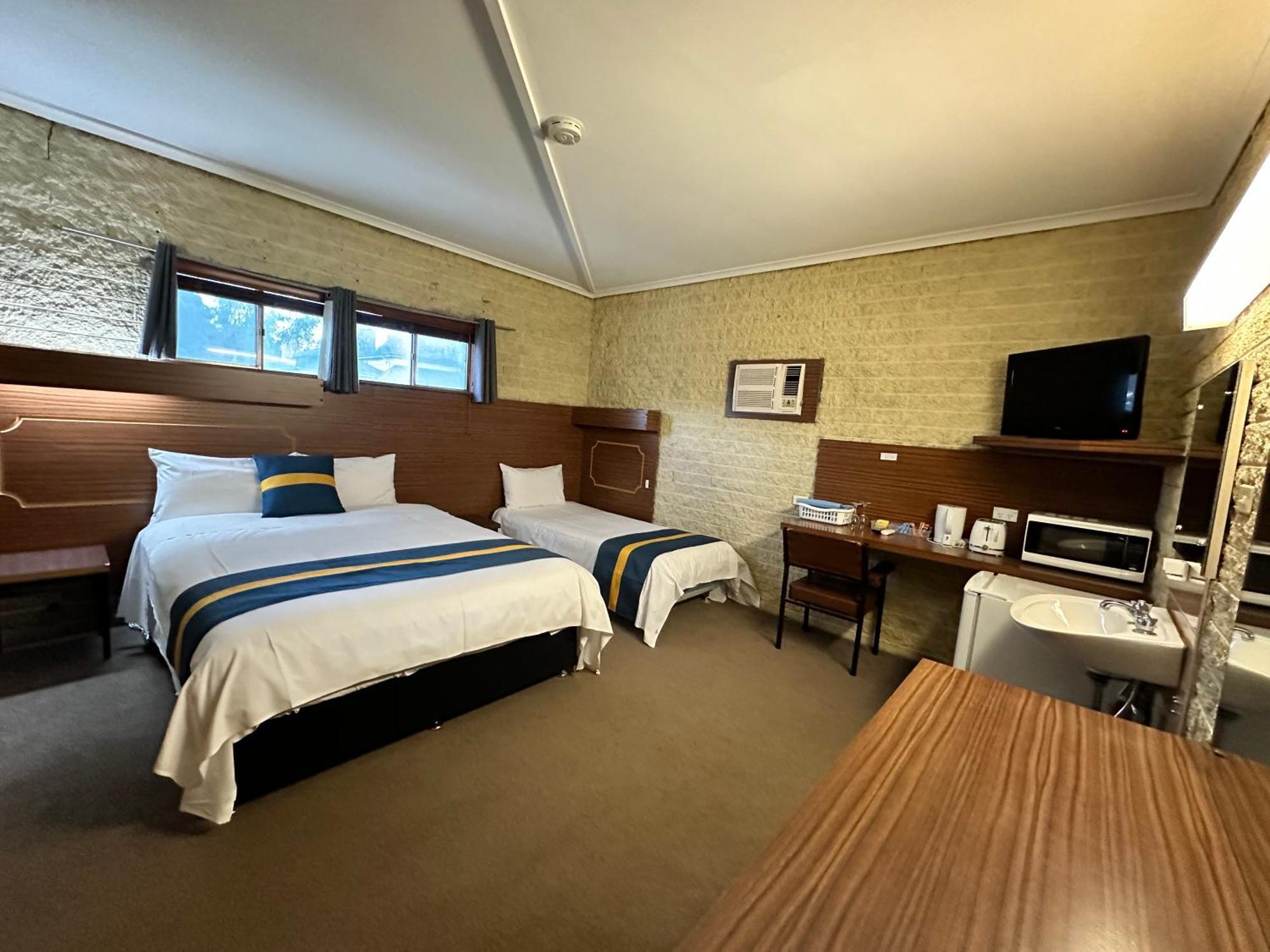 The Shamrock Hotel Balranald Buitenkant foto